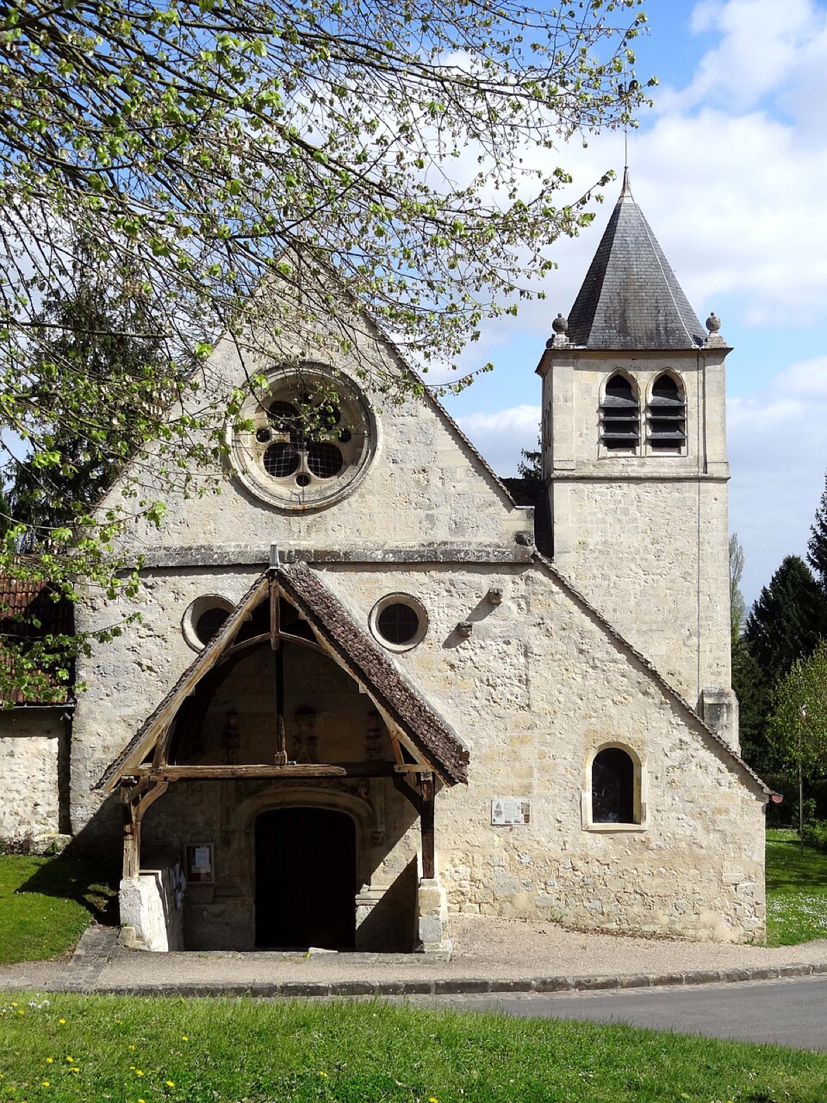 L'église Saint-Georges de Ronquerolles vue depuis l'ouest